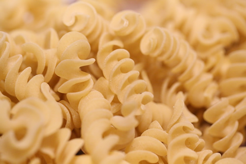 The Rigatoni pasta is tubular in shape and it has ridges down its length.
It resembles penne but with square-cut ends and often slightly curved.
It is perfect with any sauce, from cream to the chunkiest meat sauces.