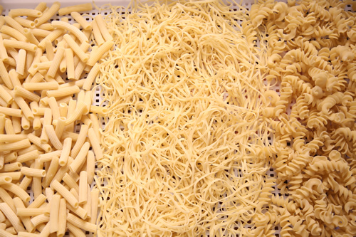 The Rigatoni pasta is tubular in shape and it has ridges down its length.
It resembles penne but with square-cut ends and often slightly curved.
It is perfect with any sauce, from cream to the chunkiest meat sauces.