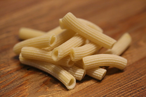 The Fusilli pasta, also known as Rotini, is a short pasta with a spiral or corkscrew shape.
Its twisted shape holds very well any kind of sauce, so you can get creative.